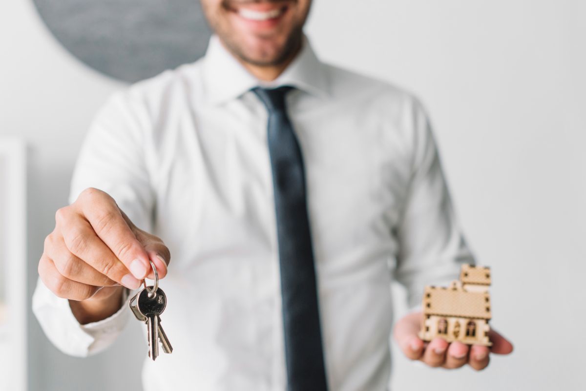 agente imobiliário segurando chave de casa agente imobiliário segurando chave de casa