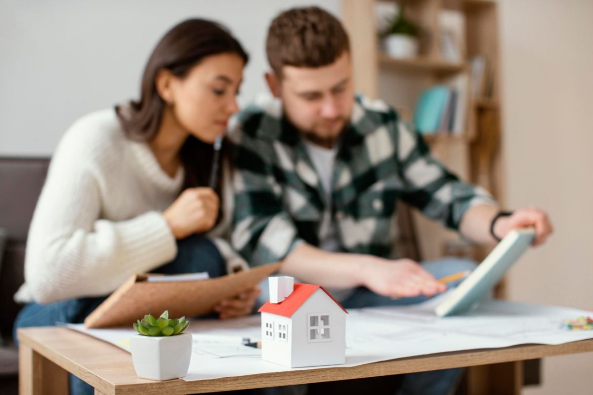 casal estudando como abrir uma imobiliária casal estudando como abrir uma imobiliária