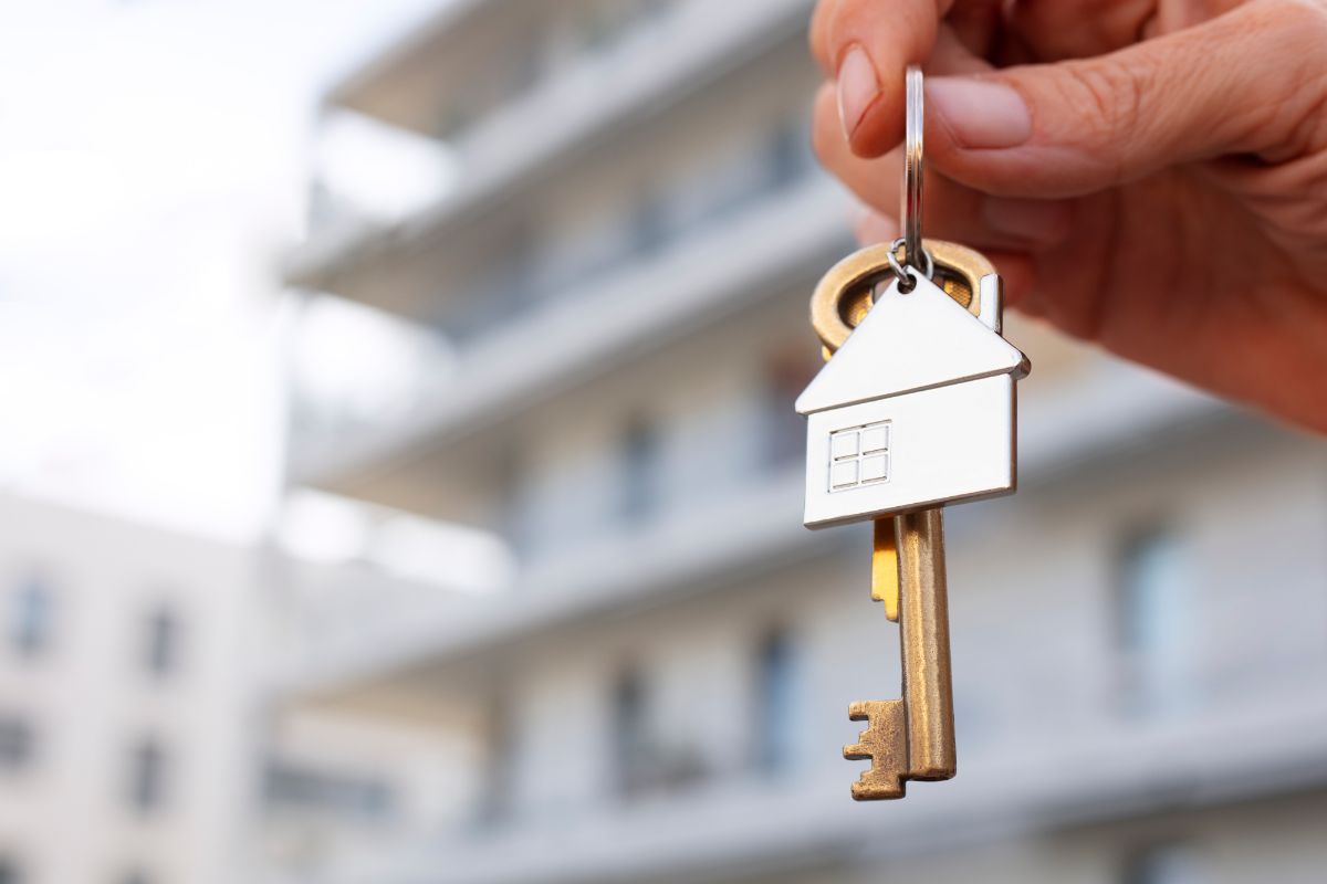 mão com chaves de imobiliária mão com chaves de imobiliária