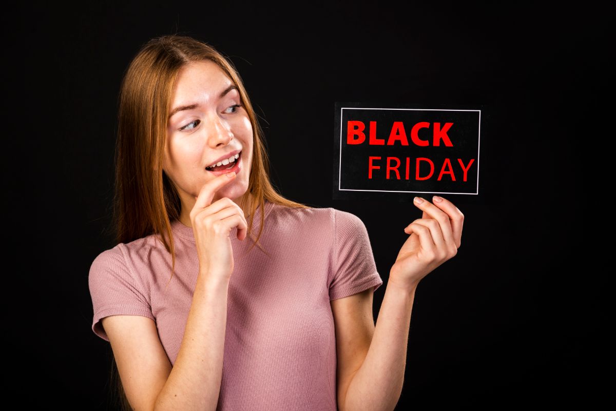 mulher pensando em estratégias para a black friday mulher pensando em estratégias para a black friday