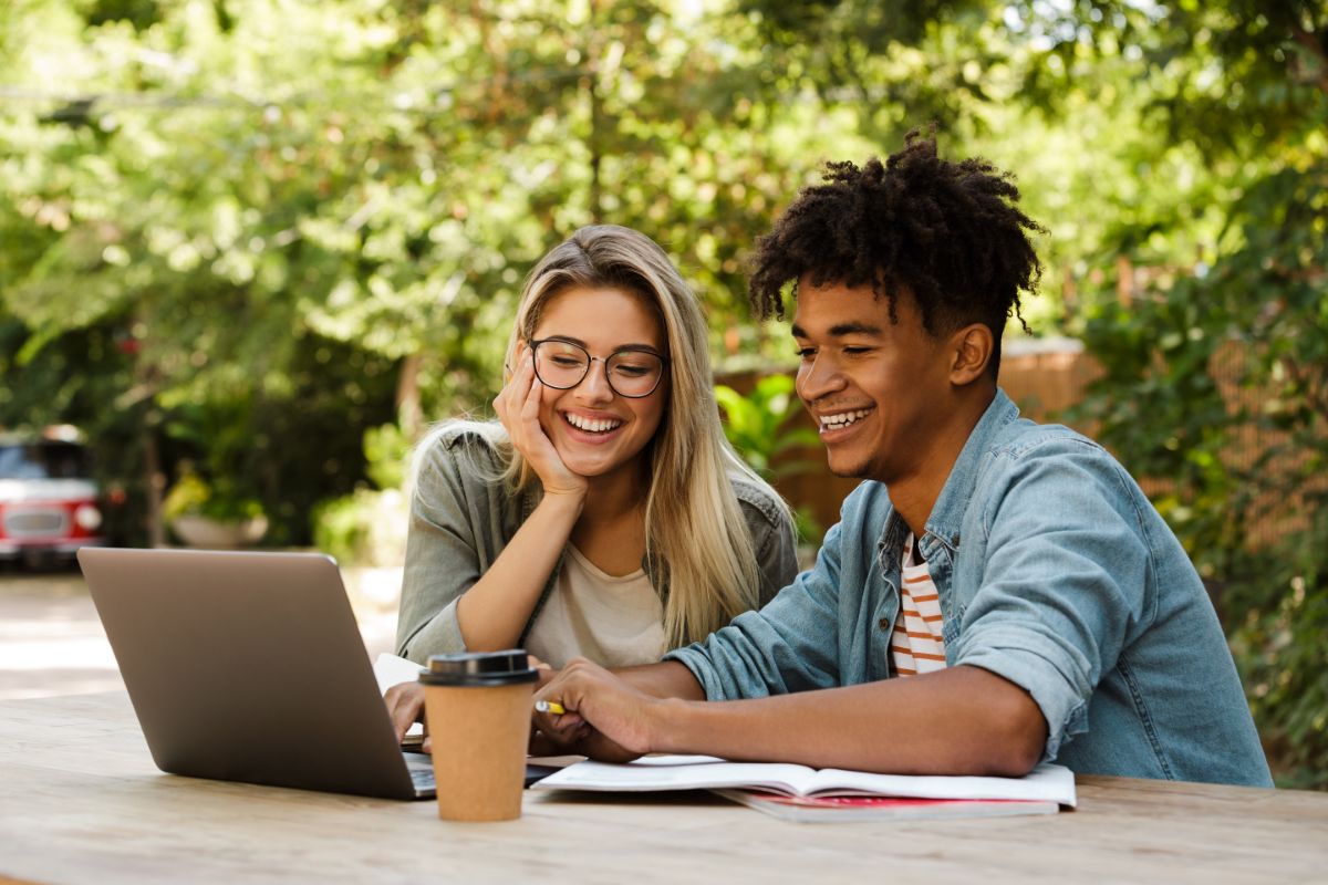 amigos estudando para curso para corretor de imóveis amigos estudando para curso para corretor de imóveis