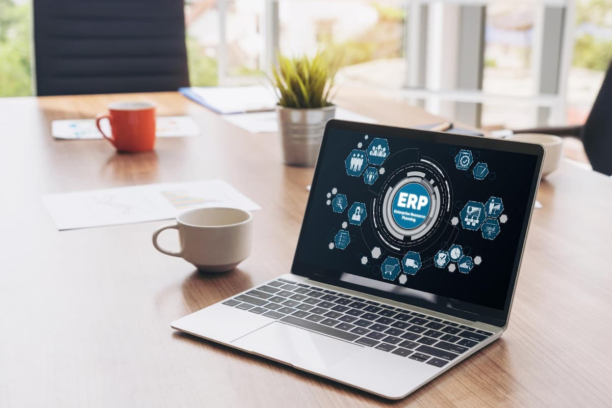 notebook com tela exibindo erp imobiliário notebook com tela exibindo erp imobiliário