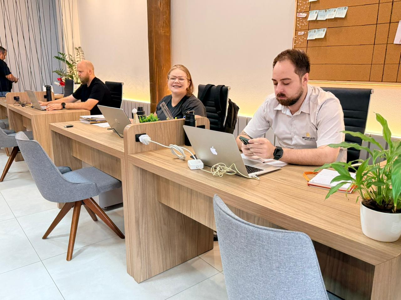 Fachada e equipe da Hit Imóveis
