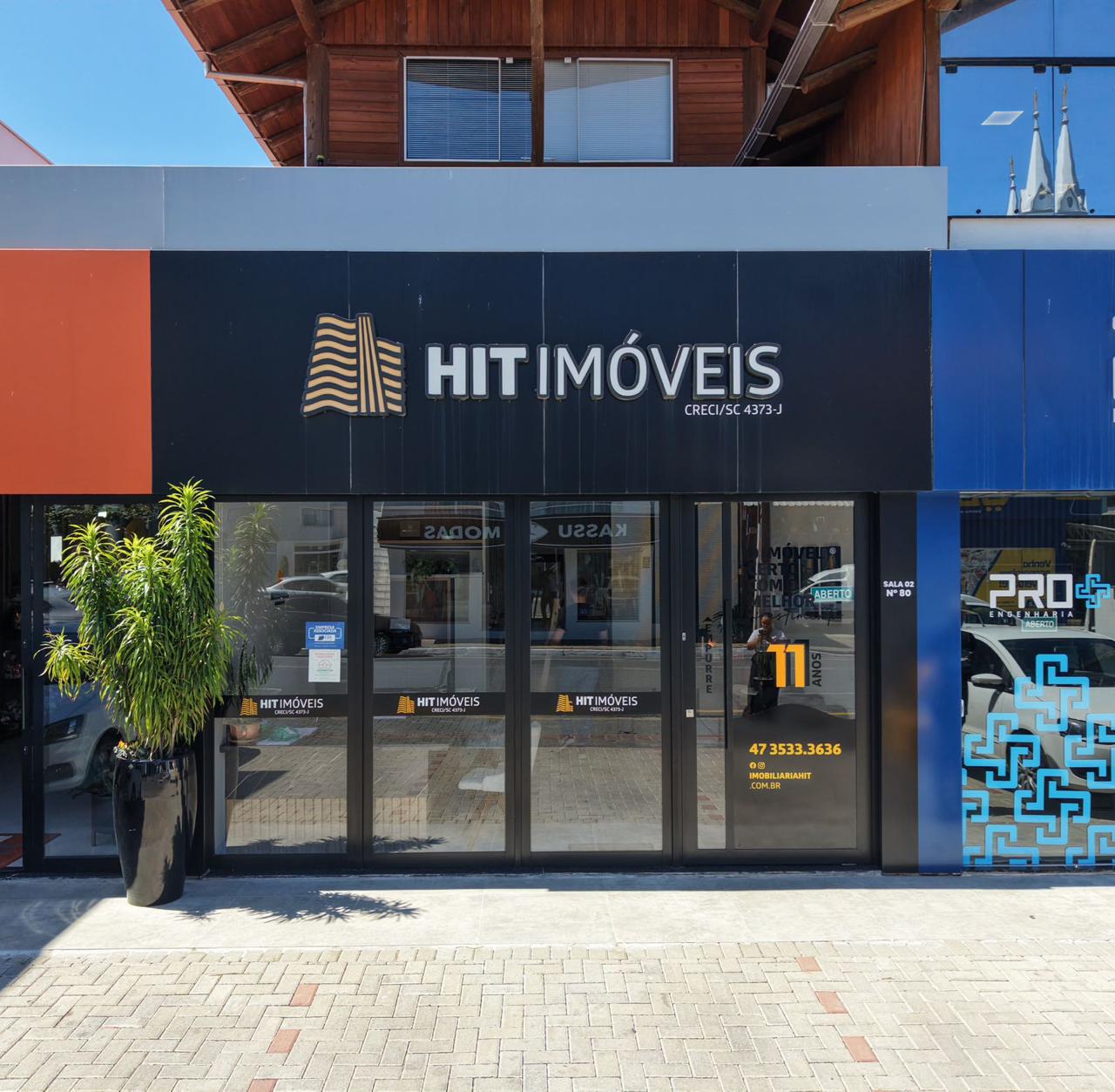 Equipe da Hit Imóveis usando a plataforma