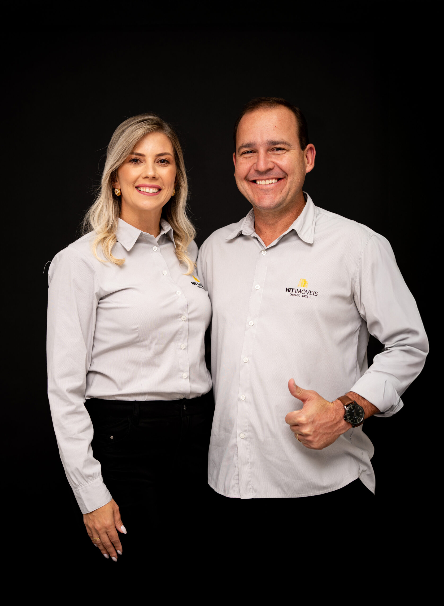 Equipe da Hit Imóveis no escritório