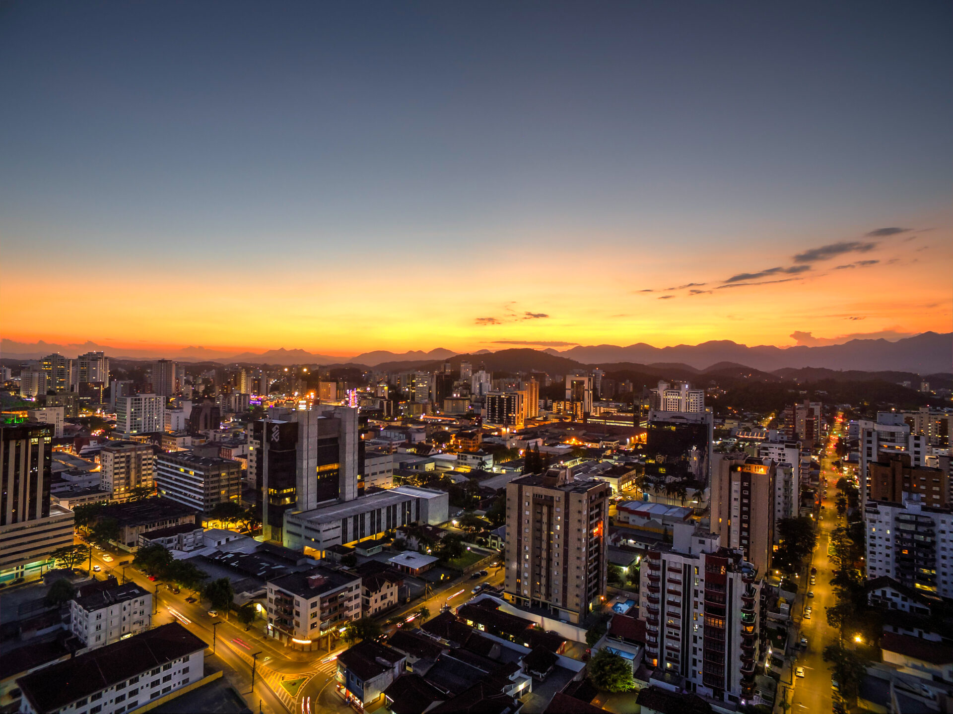 Equipe CN Imóveis planejando os próximos passos