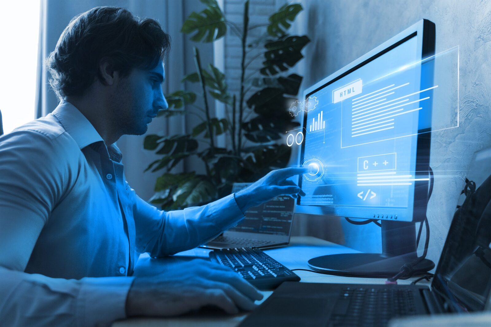 Pessoa trabalhando em um computador com código na tela