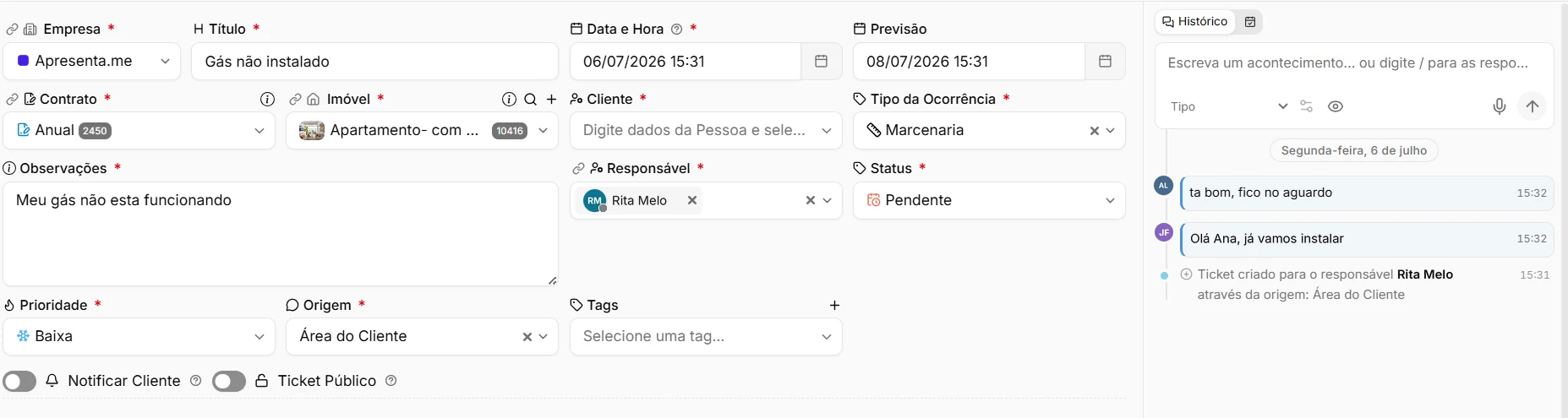 Tela de um chamado: título, contrato, imóvel, tipo da ocorrência, prioridade, origem Área do Cliente e histórico da conversa