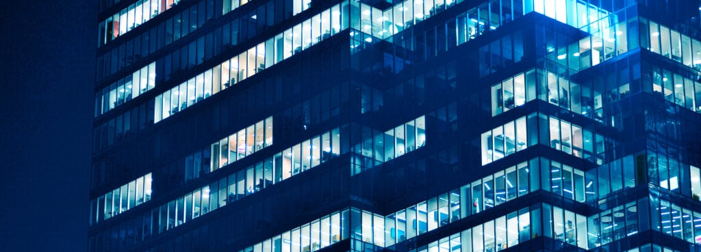 as fachadas de vidro de um arranha ceu moderno a noite escritorio de vidro moderno na cidade 2 1 as fachadas de vidro de um arranha ceu moderno a noite escritorio de vidro moderno na cidade 2 1