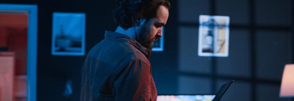 homem fazendo trabalho de suporte de ti de casa andando pelo escritorio pessoal com laptop 2 1 homem fazendo trabalho de suporte de ti de casa andando pelo escritorio pessoal com laptop 2 1